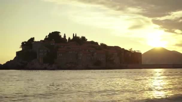 Sveti Stefan deniz kenarında bir turistik kasabadır. Karadağ. Zaman aşımı — Stok video