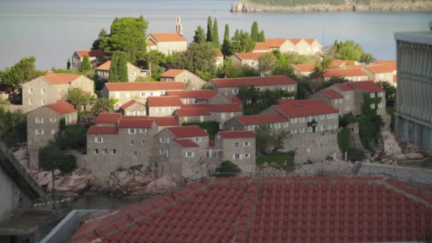 Casas com telhados vermelhos. Arquitetura de Sveti Stefan. Montenegro . — Vídeo de Stock