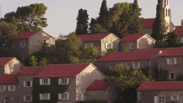 Häuser mit roten Ziegeldächern. Architektur von sveti stefan. Montenegro. — Stockvideo