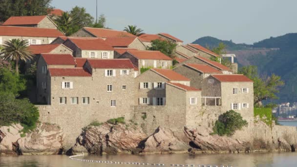 Hus med röda kaklade tak. Arkitektur Sveti Stefan. Montenegro. — Stockvideo