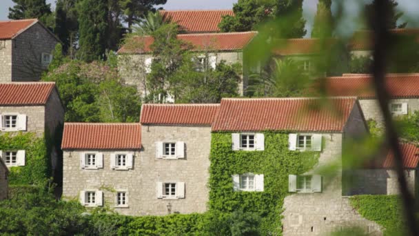 Häuser mit roten Ziegeldächern. Architektur von sveti stefan. Montenegro. — Stockvideo