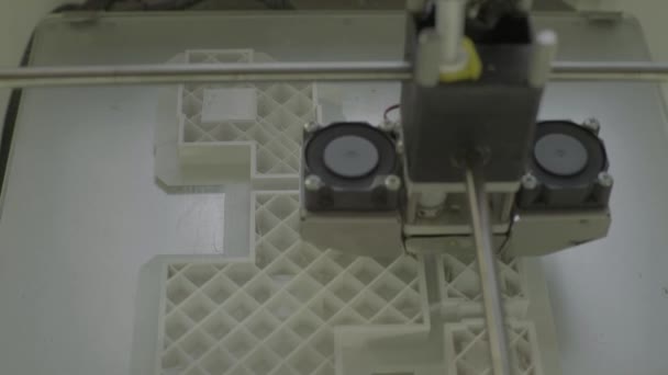 3D-printer tijdens afdrukken close-up. — Stockvideo