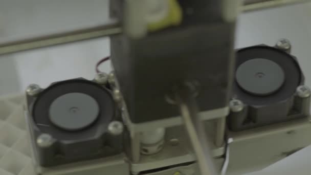 3D-printer tijdens afdrukken close-up. — Stockvideo