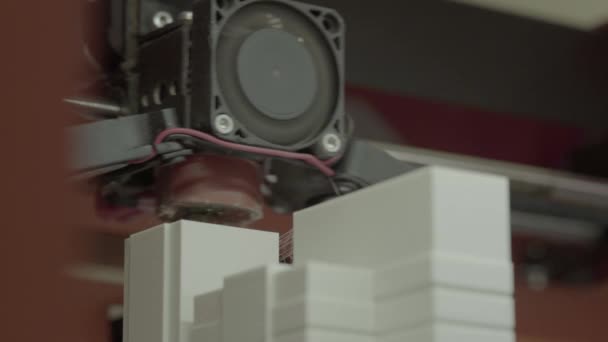 Εκτυπωτής 3D κατά την εκτύπωση σε κοντινό πλαίσιο. — Αρχείο Βίντεο