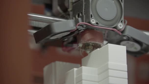 3D-printer tijdens afdrukken close-up. — Stockvideo