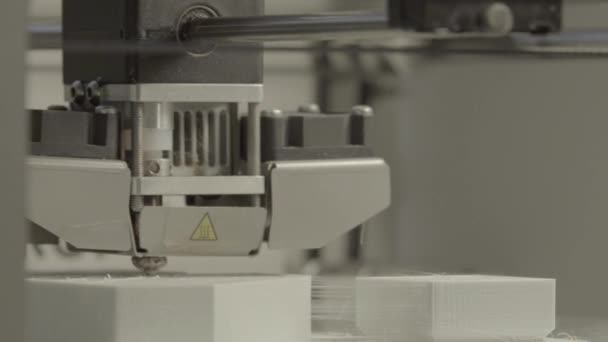 Impresora 3D durante la impresión de primer plano . — Vídeos de Stock