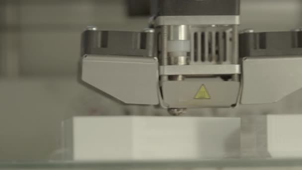 3D-Drucker während des Drucks aus nächster Nähe. — Stockvideo