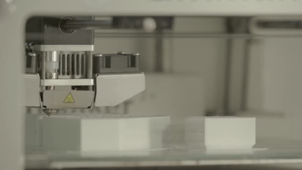 Imprimante 3D pendant l'impression close-up . — Video