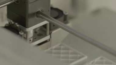 Yakın çekim yazdırma sırasında 3d yazıcı.