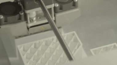 Yakın çekim yazdırma sırasında 3d yazıcı.