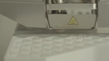 Yakın çekim yazdırma sırasında 3d yazıcı.