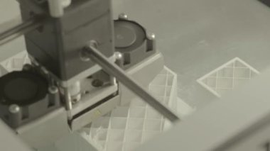 Yakın çekim yazdırma sırasında 3d yazıcı.