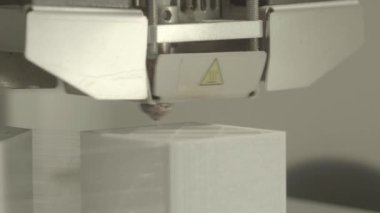 Yakın çekim yazdırma sırasında 3d yazıcı.