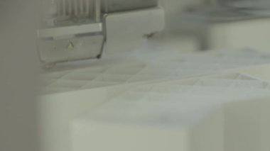 Yakın çekim yazdırma sırasında 3d yazıcı.