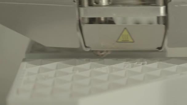 Impressora 3D durante a impressão close-up . — Vídeo de Stock