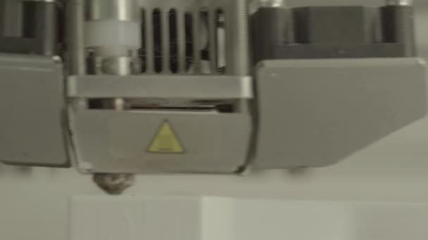 3D-printer tijdens afdrukken close-up. — Stockvideo