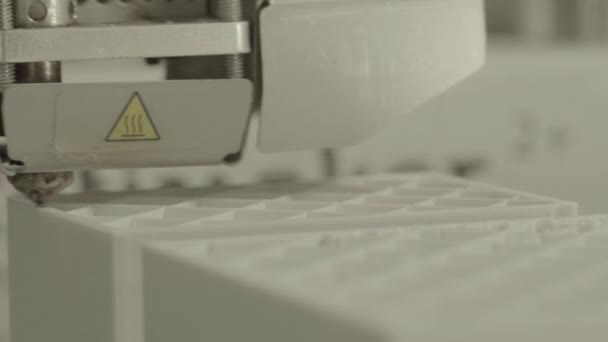 3D-printer tijdens afdrukken close-up. — Stockvideo