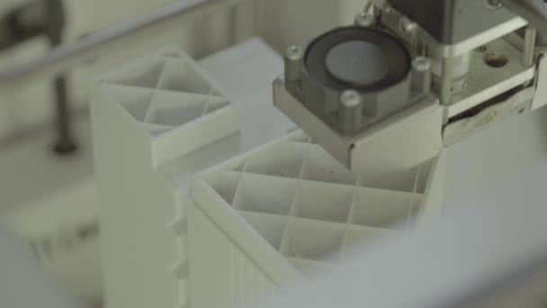 3D-printer tijdens afdrukken close-up. — Stockvideo