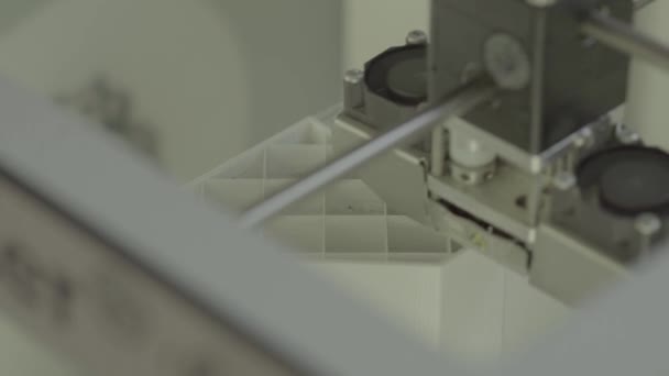 3D-printer tijdens afdrukken close-up. — Stockvideo