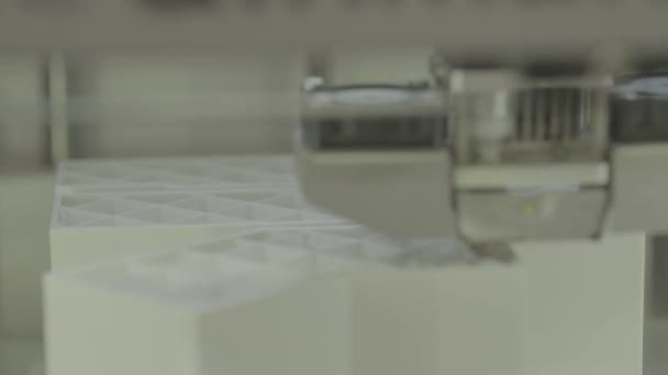 3D nyomtató a nyomtatás lezárása közben. — Stock videók