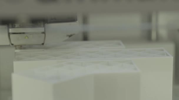 3D принтер во время печати крупным планом . — стоковое видео
