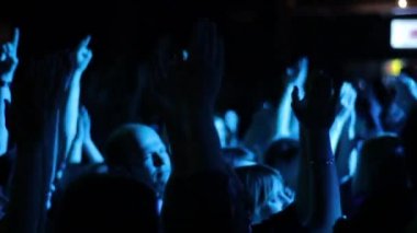 Konserdeki izleyiciler. Yavaş çekim