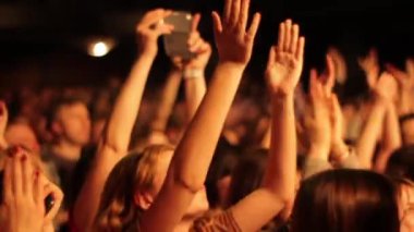 Konserdeki izleyiciler. Yavaş çekim