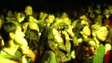 Konserdeki izleyiciler. Yavaş çekim
