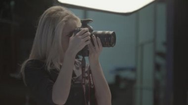 Sahne arkası fotoğrafçılığı. Fotoşop. Fotoğrafçı modeli fotoğraflıyor..