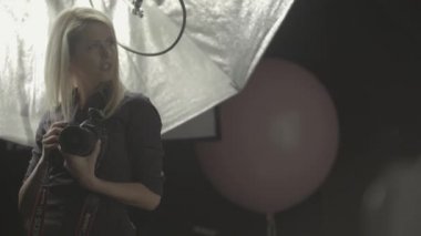 Sahne arkası fotoğrafçılığı. Fotoşop. Fotoğrafçı modeli fotoğraflıyor..