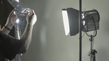 Sahne arkası fotoğrafçılığı. Fotoşop. Fotoğrafçı modeli fotoğraflıyor..