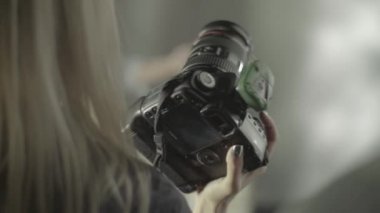 Sahne arkası fotoğrafçılığı. Fotoşop. Fotoğrafçı modeli fotoğraflıyor..