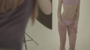 Sahne arkası fotoğrafçılığı. Fotoşop. Fotoğrafçıya poz ver..