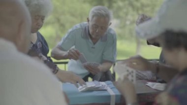 İnsanlar kağıt oynar. Pekin 'de. Çin.