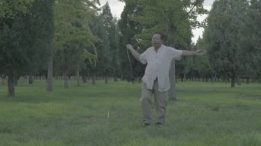 Parkta kırbaçlanmış bir adam. Pekin 'de. Çin. Asya