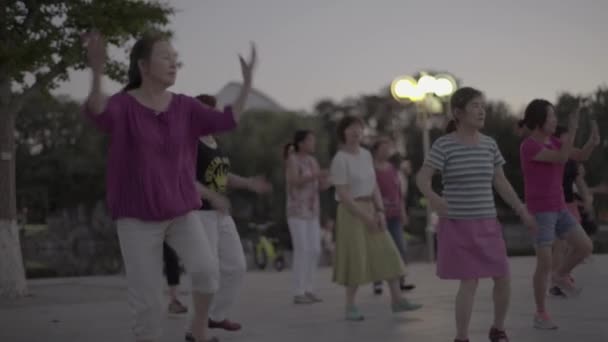 Oamenii care fac gimnastică pe stradă. Beijing. China . — Videoclip de stoc