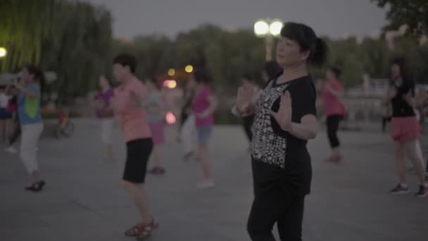 Gente haciendo gimnasia en la calle. Beijing. China. . — Vídeo de stock