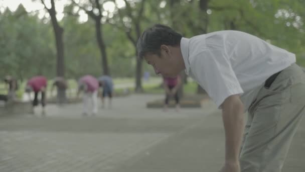 Oamenii care fac gimnastică pe stradă. Beijing. China . — Videoclip de stoc