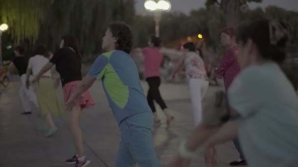 Des gens qui font de la gymnastique dans la rue. Pékin. Chine . — Video