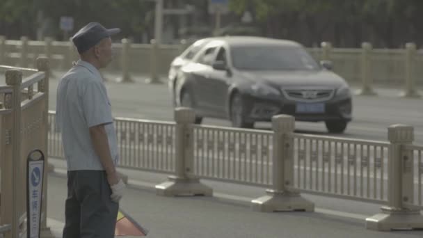 Hombre trabajador de la carretera. Beijing. De China. Países Bajos — Vídeo de stock