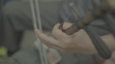 Erkek müzisyen parkta çalıyor. Pekin 'de. Çin. Asya