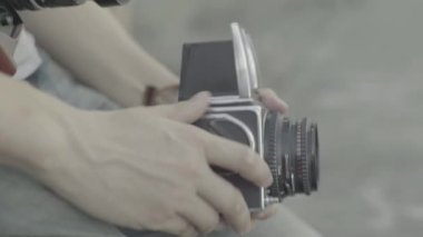 Kameralı bir erkek fotoğrafçı. Pekin 'de. Çin. Asya