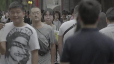 Şehrin sokaklarında bir grup insan var. Pekin 'de. Çin. Asya