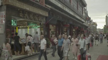 Şehrin sokaklarında bir grup insan var. Pekin 'de. Çin. Asya