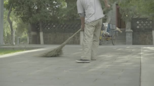 Conserje masculino con escoba. Beijing. De China. Países Bajos — Vídeo de stock