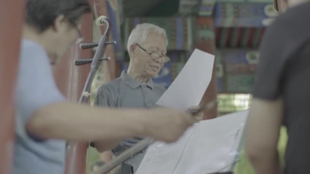 Male musician plays in the park. Beijing. China. Asia — Stock Video