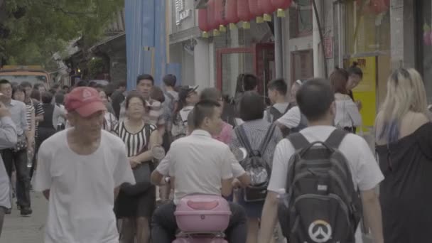 Una multitud de personas en las calles de la ciudad. Beijing. De China. Países Bajos — Vídeo de stock