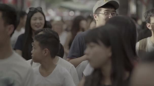 Eine Menschenmenge auf den Straßen der Stadt. Peking. China. Asien — Stockvideo