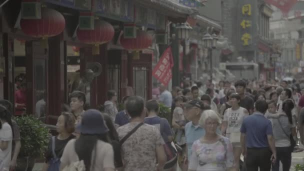 Tłum ludzi na ulicach miasta. Pekin. W Chinach. Azja — Wideo stockowe