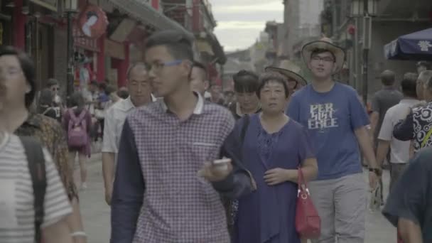 Uma multidão de pessoas nas ruas da cidade. Pequim. A China. Ásia — Vídeo de Stock